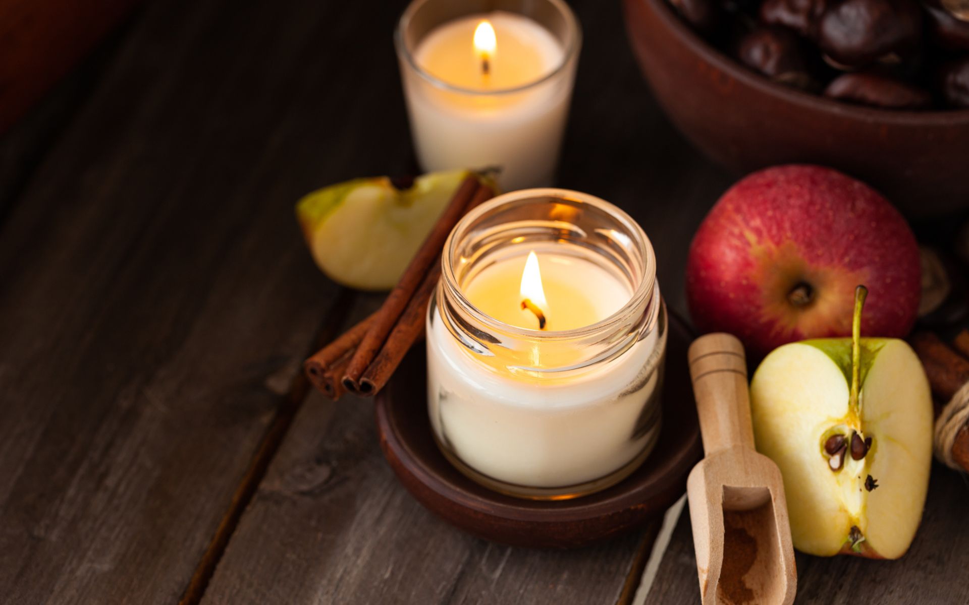 Autumn scents warm the home. Apple harvest Soy candles